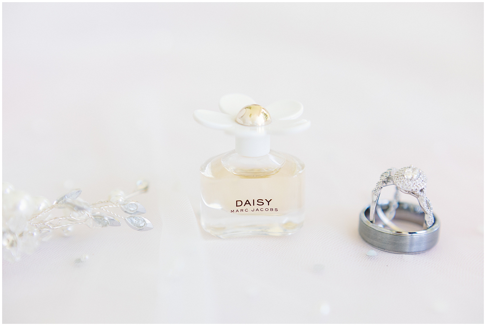 Daisy Wedding perfume and ring details
